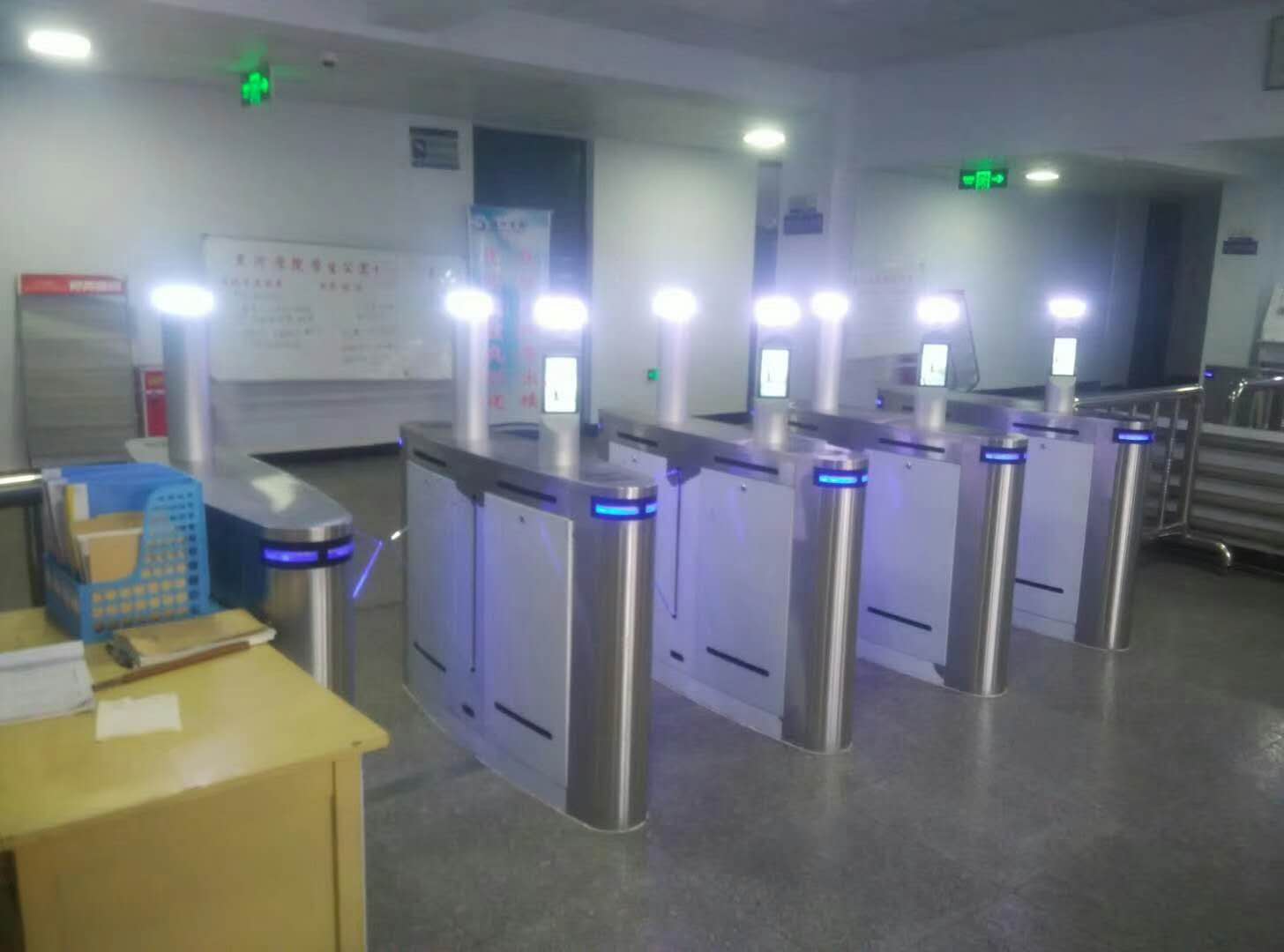 校園人臉識(shí)別閘機(jī)