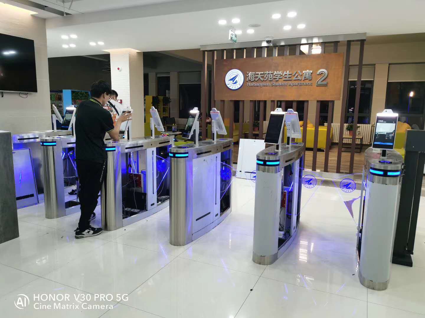人臉識別閘機