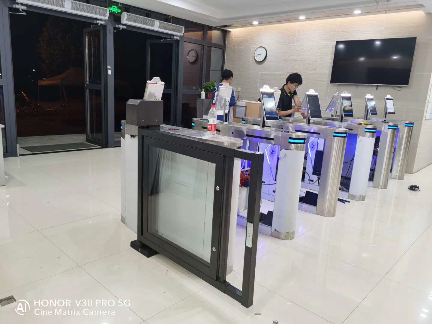 人臉識(shí)別閘機(jī)